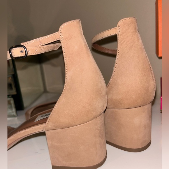 Steve Madden Suede Tan Heel - Picture 4 of 5